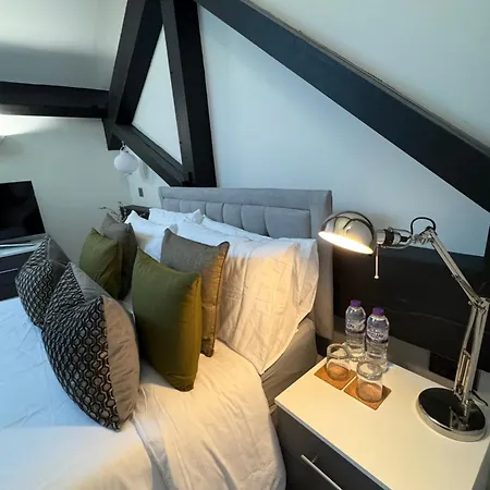 Stylish 2 Bed - 24hr Check-in - Free Wifi, Netflix, Live Tv & Sports *