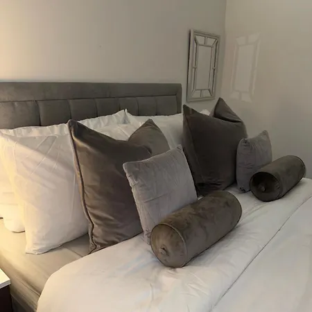 Stylish 2 Bed - 24hr Check-in - Free Wifi, Netflix, Live Tv & Sports