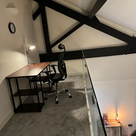 Apartment Stylish 2 Bed - 24hr Check-in - Free Wifi, Netflix, Live Tv & Sports