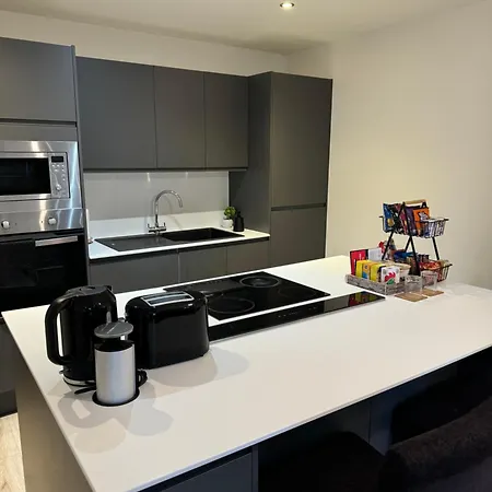 Stylish 2 Bed - 24hr Check-in - Free Wifi, Netflix, Live Tv & Sports Bradford (West Yorkshire)