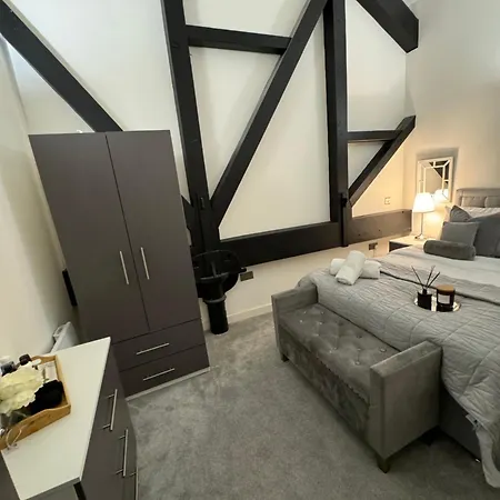 Stylish 2 Bed - 24hr Check-in - Free Wifi, Netflix, Live Tv & Sports Apartment *