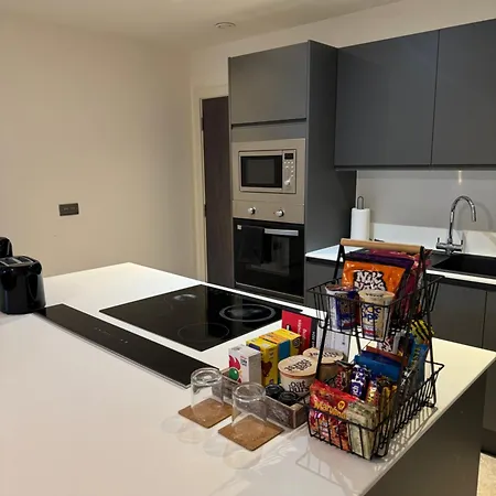 Stylish 2 Bed - 24hr Check-in - Free Wifi, Netflix, Live Tv & Sports