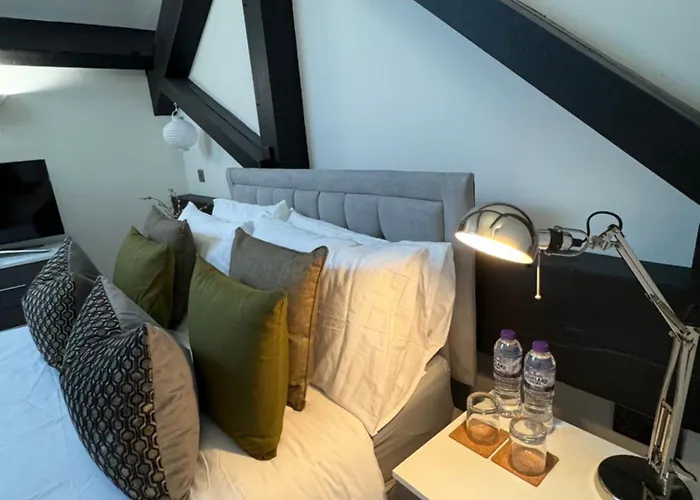 Stylish 2 Bed - 24hr Check-in - Free Wifi, Netflix, Live Tv & Sports *