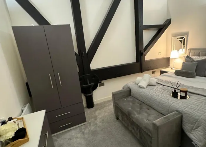 Stylish 2 Bed - 24hr Check-in - Free Wifi, Netflix, Live Tv & Sports Apartment *