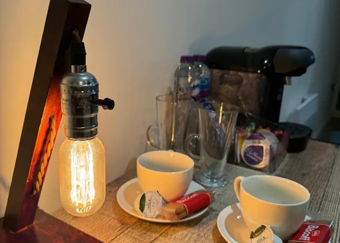 Apartment Stylish 2 Bed - 24hr Check-in - Free Wifi, Netflix, Live Tv & Sports *