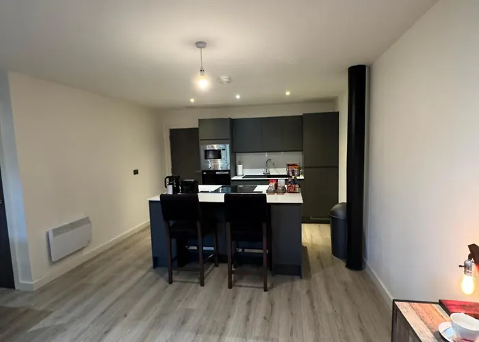 Stylish 2 Bed - 24hr Check-in - Free Wifi, Netflix, Live Tv & Sports Apartment