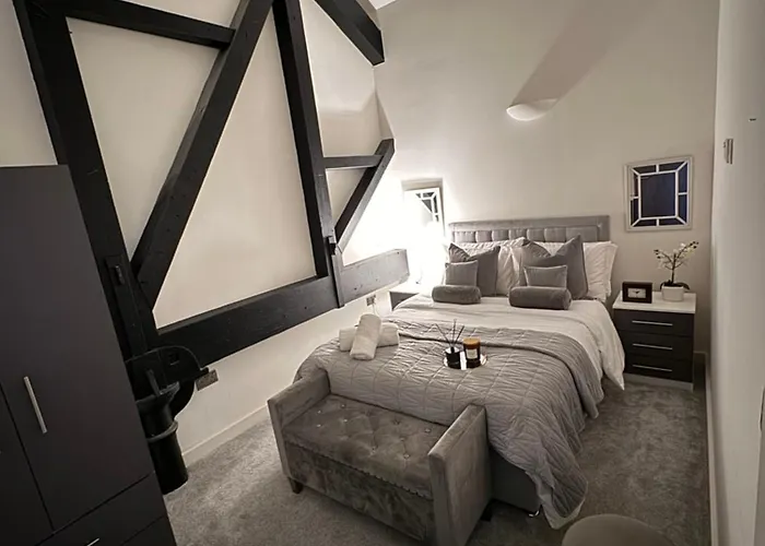 Stylish 2 Bed - 24hr Check-in - Free Wifi, Netflix, Live Tv & Sports *