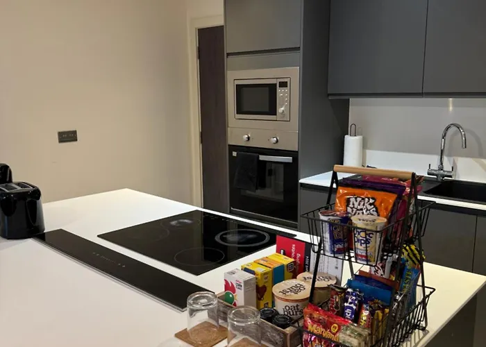 Stylish 2 Bed - 24hr Check-in - Free Wifi, Netflix, Live Tv & Sports