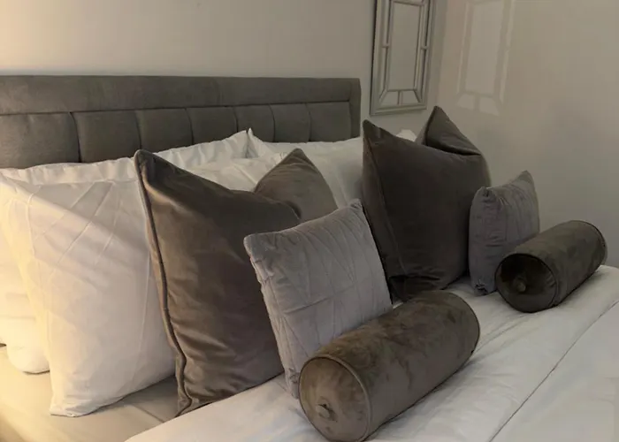 Stylish 2 Bed - 24hr Check-in - Free Wifi, Netflix, Live Tv & Sports