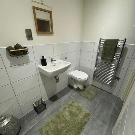 Stylish 2 Bed - 24hr Check-in - Free Wifi, Netflix, Live Tv & Sports