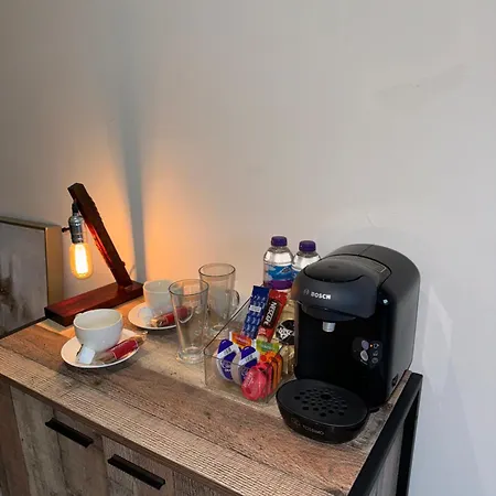 Stylish 2 Bed - 24hr Check-in - Free Wifi, Netflix, Live Tv & Sports *