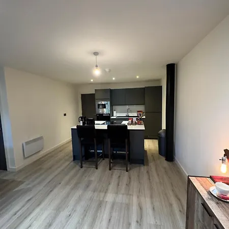 Stylish 2 Bed - 24hr Check-in - Free Wifi, Netflix, Live Tv & Sports Апартаменты