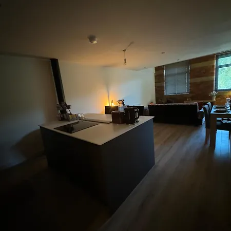 Stylish 2 Bed - 24hr Check-in - Free Wifi, Netflix, Live Tv & Sports Апартаменты *