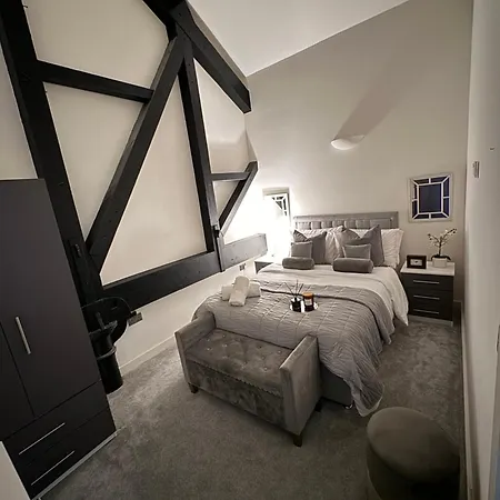 Stylish 2 Bed - 24hr Check-in - Free Wifi, Netflix, Live Tv & Sports *