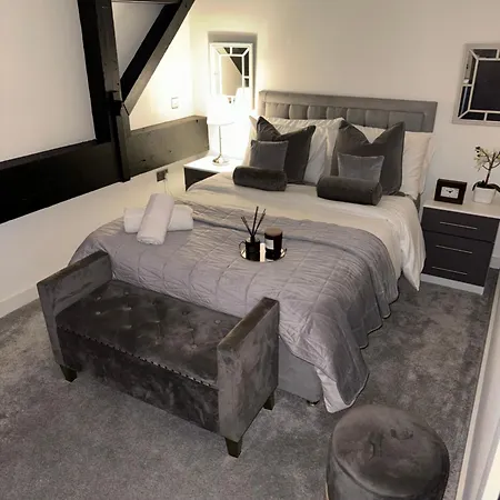 Stylish 2 Bed - 24hr Check-in - Free Wifi, Netflix, Live Tv & Sports Апартаменты *