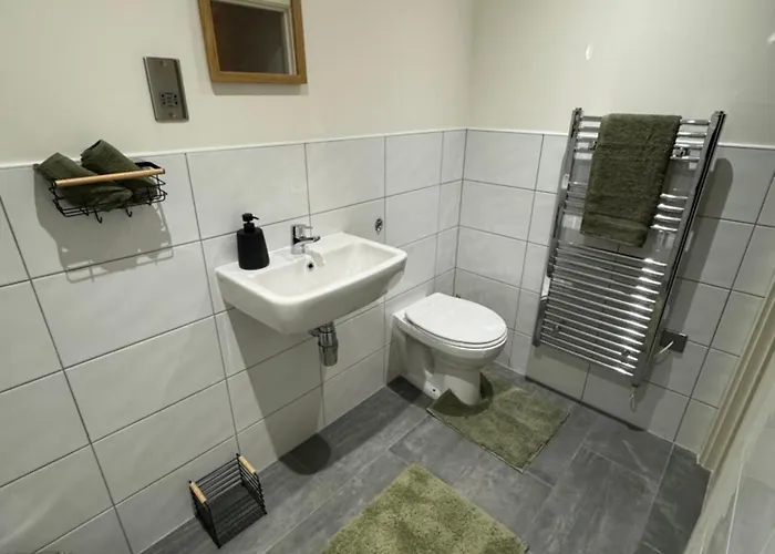 Stylish 2 Bed - 24hr Check-in - Free Wifi, Netflix, Live Tv & Sports