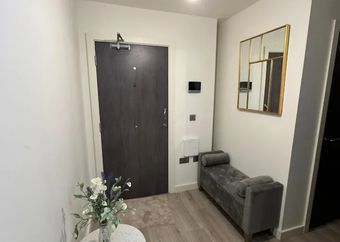 Stylish 2 Bed - 24hr Check-in - Free Wifi, Netflix, Live Tv & Sports דירה בראדפורד