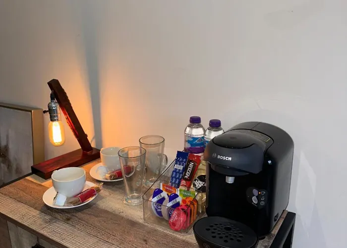 Stylish 2 Bed - 24hr Check-in - Free Wifi, Netflix, Live Tv & Sports *