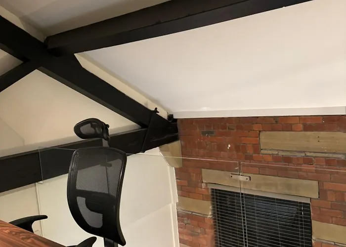 Stylish 2 Bed - 24hr Check-in - Free Wifi, Netflix, Live Tv & Sports דירה