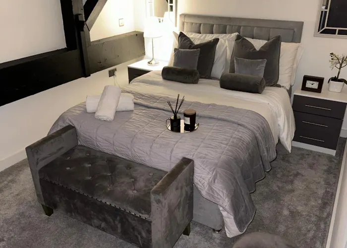 Stylish 2 Bed - 24hr Check-in - Free Wifi, Netflix, Live Tv & Sports דירה *